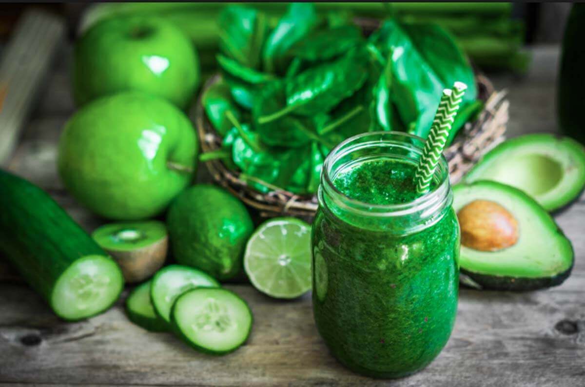 Детокс зеленый смузи. Зелёный смузи детокс. Смузи авокадо огурец петрушка. Зеленый коктейль. Зеленый смузи из зелени.